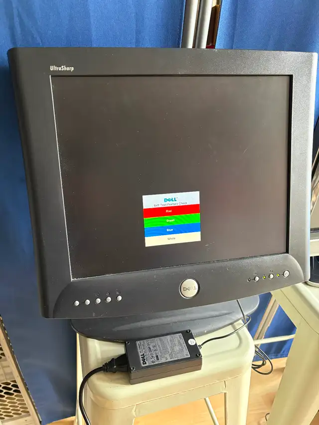 Dell 17” UltraSharp 1702FP active-matrix TFT LCD monitor $95 in Monitors in Oakville / Halton Region - Image 2
