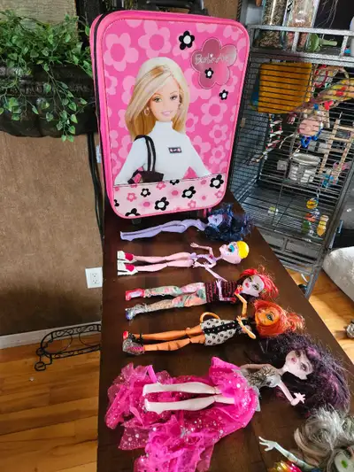 Valise de Barbie. pleine de jouets pour petits filles. Aussi : Barbie décorative, articuler, peut s'...