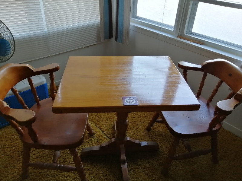 Table et 2 chaises Bois solide Dining Tables & Sets Gatineau Kijiji
