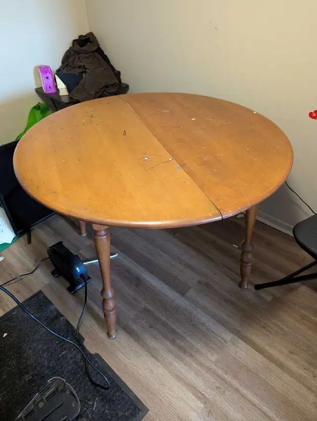 Round Wooden Dining Table in Dining Tables & Sets in Kitchener / Waterloo - Image 4