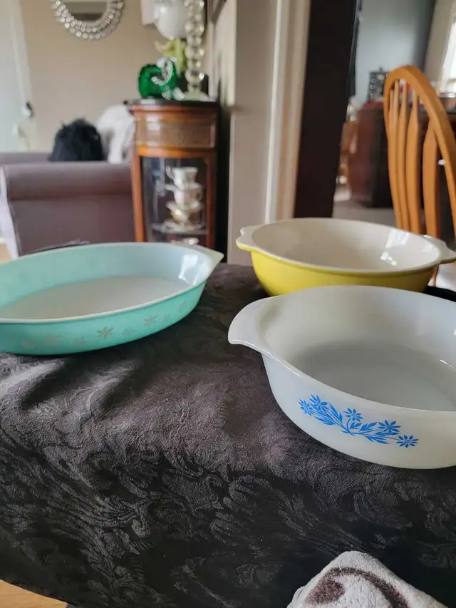 Vintage Pyrex snowflake, fireking and caldor ovenware in Kitchen & Dining Wares in Oshawa / Durham Region - Image 2