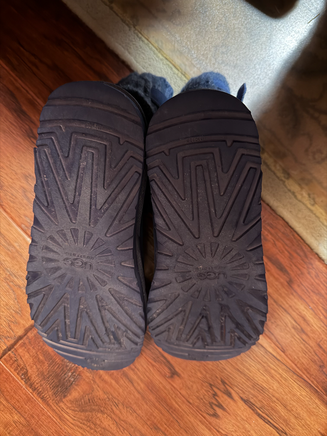 Ugg Boots New Condition in Women's - Shoes in Markham / York Region - Image 4