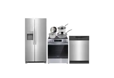 Cet ensemble d'appareils de cuisine Frigidaire en acier inoxydable comprend un réfrigérateur côte à...