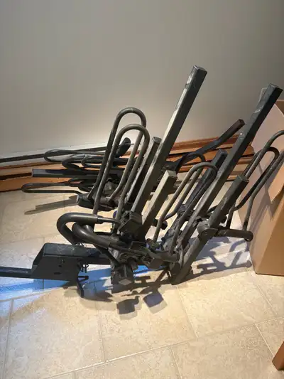3 places de vélo De très bonne qualité Utilisé 1 fois Marque : Hollywoodracks