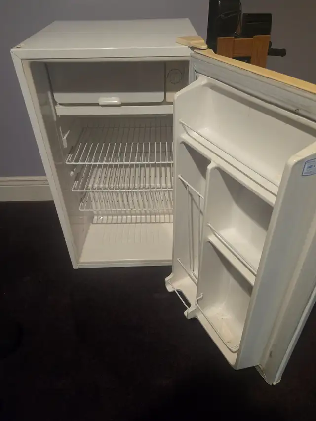 Bar Fridge Darby in Refrigerators in City of Halifax - Image 3