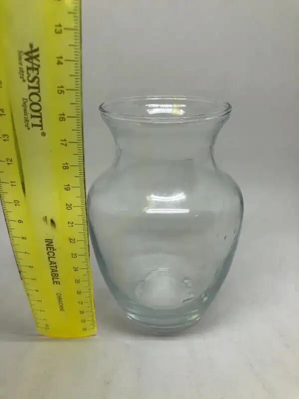 Glass vase - 6 inch tall X 4 inch wide in Home Décor & Accents in Calgary - Image 3