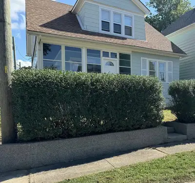 One room is available on the 2nd floor of a shared house near downtown Welland. The rent is 500/mo....