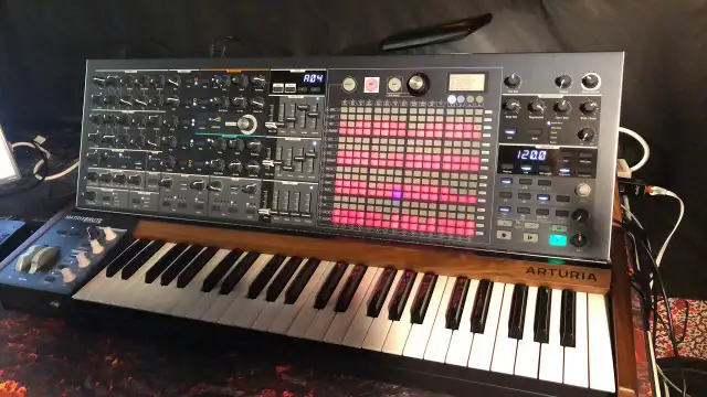 ARTURIA MATRIXBRUTE in Pianos & Keyboards in Laval / North Shore - Image 4