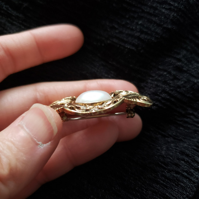 Vintage Art Deco Faux Pearl Filigree Gold Tone Brooch in Arts & Collectibles in City of Toronto - Image 3