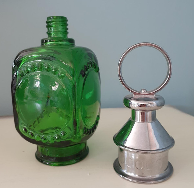 Vintage 1974 Avon Whale Oil Lantern Cologne Green Glass Decanter in Arts & Collectibles in Markham / York Region - Image 4