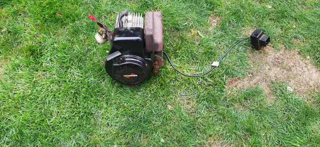 2 stroke engine tecumseh HSK845 in Snowblowers in Oakville / Halton Region - Image 2