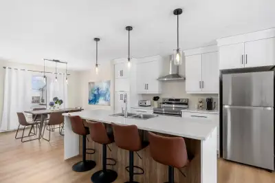Modern & Spacious Dieppe Townhouse – 3BR, Parking, Fast Wi-Fi