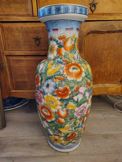 Magnifique grand vase chinois Motif floral très coloré et dorure 24 pouces de hauteur Très propre et...