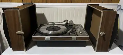 *** PRICE REDUCED *** Vintage GE General Electric Solid State 8/8 Portable Record Player * Good cond...