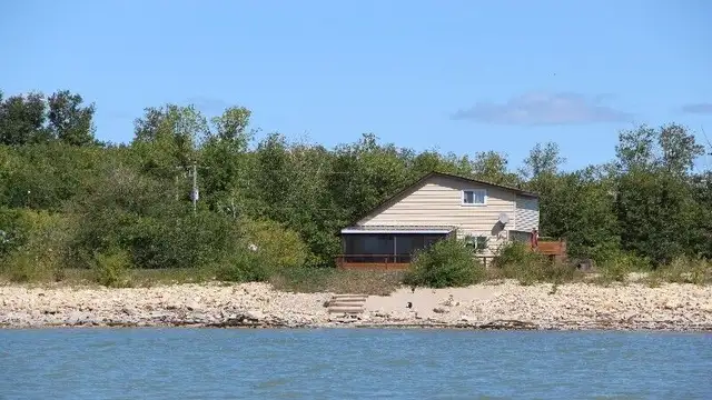 2 hrs from Wpg 5 STAR Lakefront Vacation Cottage Cabin For Rent in Manitoba in Canada - Image 4