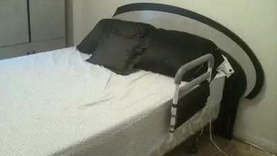 Health craft bed rail Great condition. Value $200 Pick up only