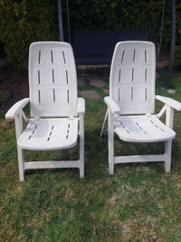 2 chaises en pvc blanches pliantes et inclinables 2 pour 15$