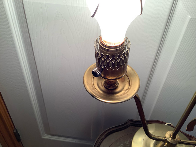 Vtg Brass Tri-Light Table Lamp with a Beige Tole Shade  in Indoor Lighting & Fans in Belleville - Image 3