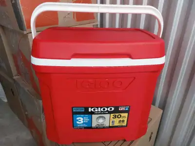 Keep your refreshments cool with this Igloo Profile 36 cooler, perfect for picnics, camping, or road...