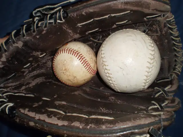 Wilson PS3.A9788 13 inch Baseball Softball LH Glove in Baseball & Softball in City of Toronto - Image 4