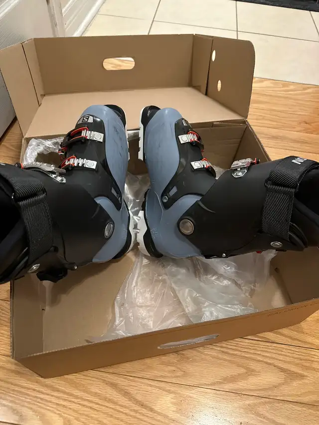 Woman’s Salomon ski boots size 22 in Ski in Markham / York Region - Image 4