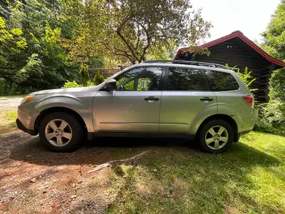 Cette Subaru Forester 2013 est un VUS à traction intégrale fiable. 161 082 km. -A besoin de nouveaux...