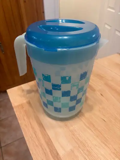 Grand pichet bleu en plastique avec couvercle et bec verseur. A un léger bris sur le couvercle, mais...
