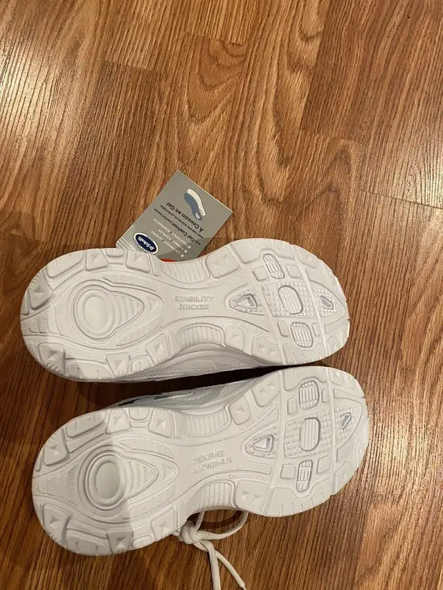  running shoes women/girls  size 5w-white (New)63295983550339122