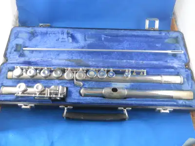 Selmer Bundy II Flute w/ Case, cleaning rod. Good condition, still available, firm on price