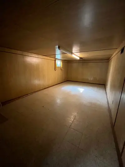 Big spacious room for single occupancy only. 4 min to Fanshawe college and 15 min from Western unive...