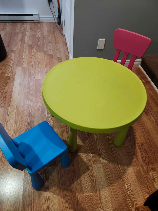 Table pour enfant plastique plus 2 chaise  dans Tables basses  à Longueuil/Rive Sud