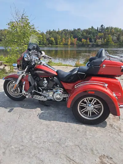 Feast your eyes on this magnificent Harley Davidson Triglide, a real head-turner with its robust eng...