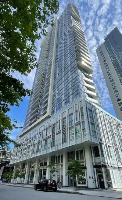 Modern & Spacious Downtown Condo 1 + Large Den with 1 Bth