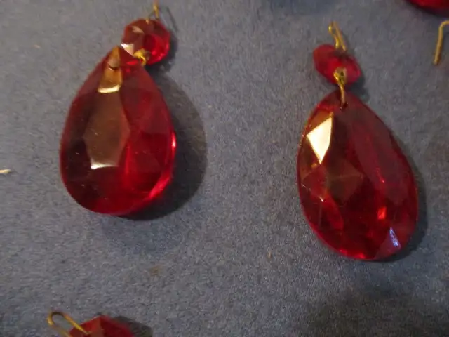 12 VINTAGE RUBY RED CRYSTAL GLASS CHANDELIER PRISMS & OCTAGONS! in Arts & Collectibles in Laval / North Shore - Image 3