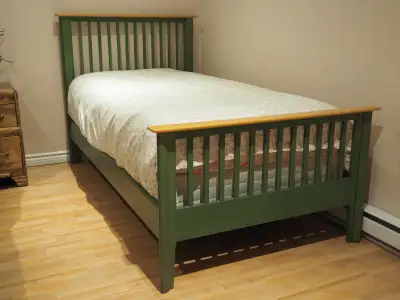 Lit simple de marque Nadeau (avec matelas et sommier), View more