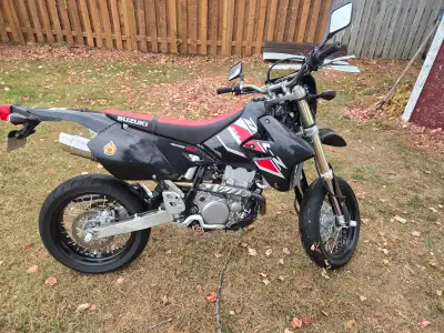 Almost new condition, comes with aftermarket parts: exhaust, jet kit, rear sprocket and stock parts,...