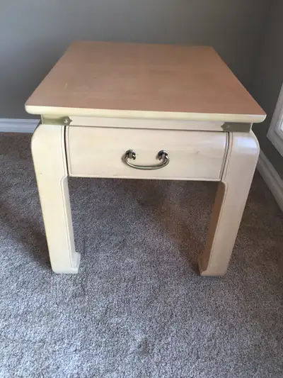 Beautiful end table made of solid mahogany, bleached finish. In very good condition, hardly used (wa...
