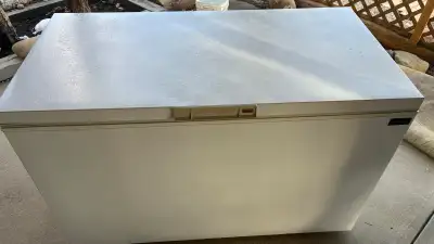 Keep your frozen goods in tip-top shape with this Kenmore chest freezer! This used freezer is a reli...