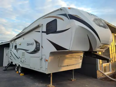 The 2010 Dutchmen Denali 259REX-FW Super Lite is a comfortable and well-configured fifth wheel RV wh...