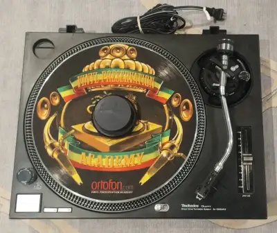 Technics SL-1200MK2 used good condition direct drive turntable. Comes with a mastersounds turntable...