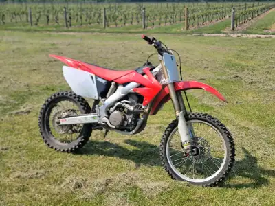 Selling my 2006 Honda crf250r Runs and drives perfect. In the last 2 years it's had new oring chain...