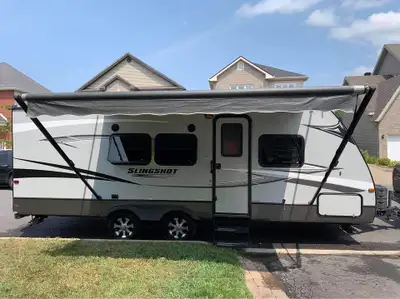 Roulotte familiale Crossroads Slingshot GT25BH 2012 de 25,92 pieds et 3779 lbs qui se traîne facilem...