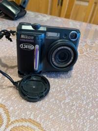 Nikon Coolpix 880 black camera 3.34 mega pixels