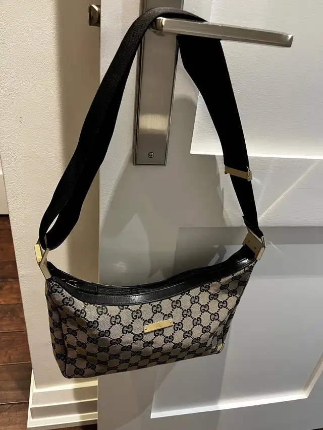 Gucci crossbody travel bag in Women's - Bags & Wallets in Mississauga / Peel Region - Image 5