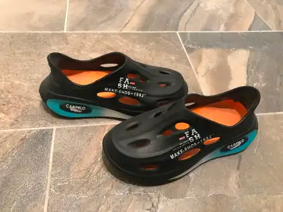 Men’s shoes crocs (Size 8), View more