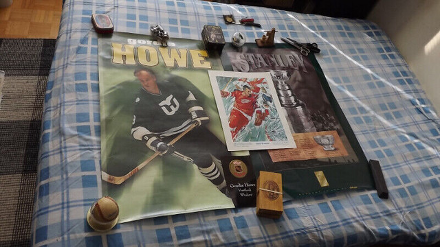 2 GORDIE HOWE VINTAGE NHL POSTERS BUNDLE/RED WINGS,WHALERS in Arts & Collectibles in City of Toronto - Image 2