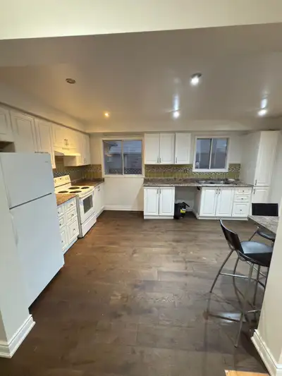 Square One Room for rent - 3 mins walk from Square One