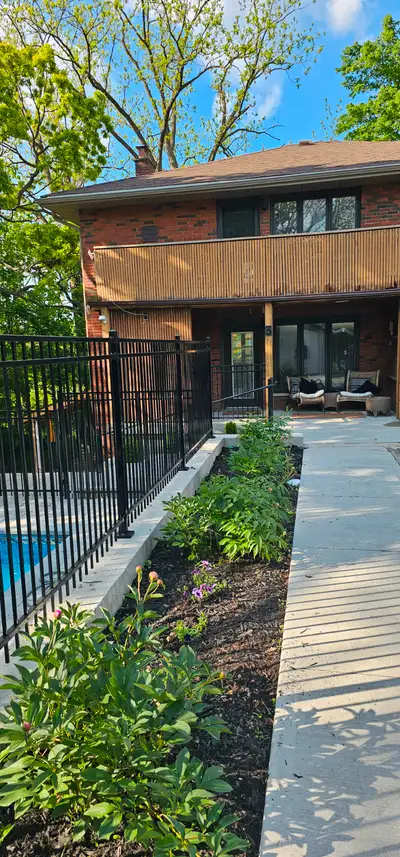 Upper rental unit, 3 bedroom, 1400 square feet, Dundas, close to McMaster, parking, pool and close t...