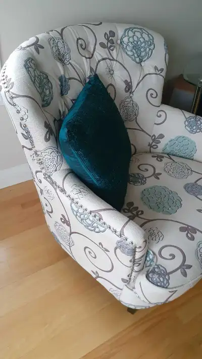 beautifully kept accent chair , View more