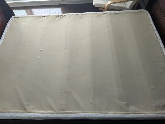 Magnifique lit double en bois massif + sommier (comme neuf) in Beds & Mattresses in City of Montréal - Image 3